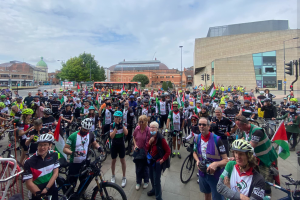 Hundreds of Activists in England Cycle in Support of Palestinian Rights