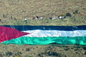 مركز العودة يبسط علم فلسطين بطول 100 متر على تلال 