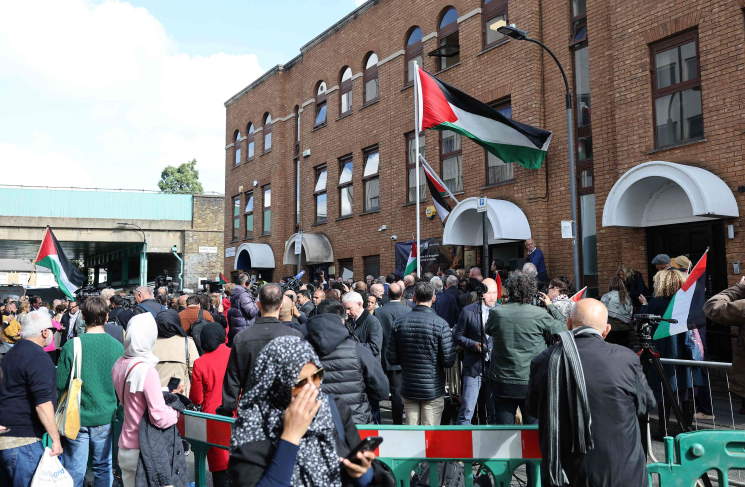 رفع العلم الفلسطيني فوق مبنى السفارة الفلسطينية في لندن