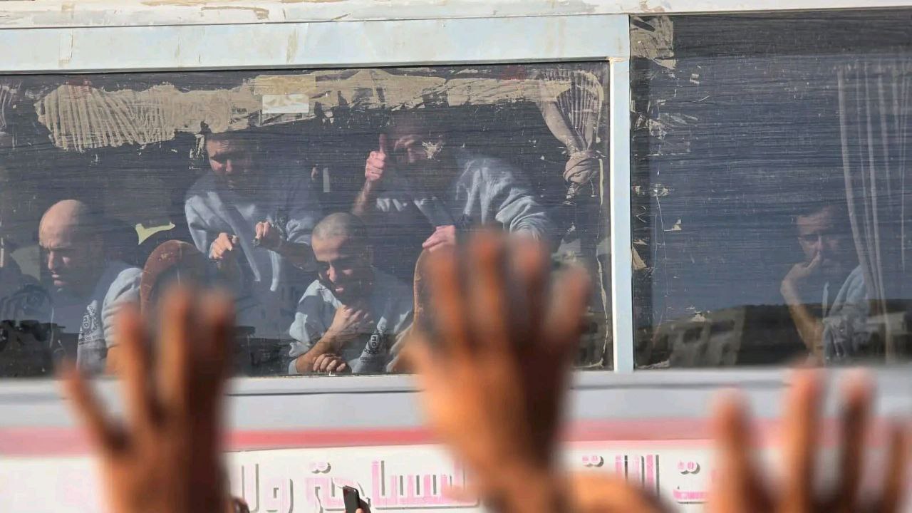 وصول دفعات من الأسرى الفلسطينيين المحررين إلى خان يونس في غزة