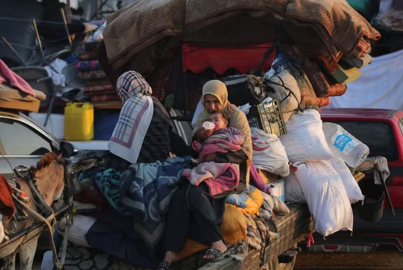 Mass Displacement from Gaza City’s Northeast Begins as Israeli Attacks Intensify