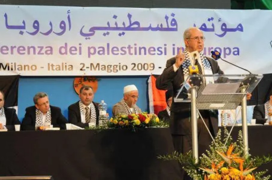 The Palestinian historian Salman Abu Sitta delivering a lecture at the Conference of Palestinians in Europe in 2009 (Al Jazeera).