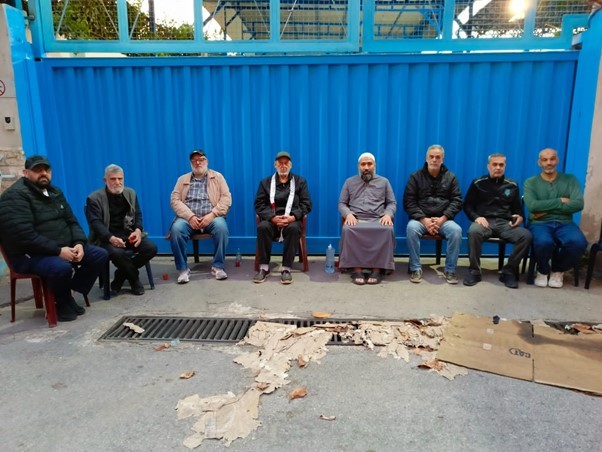 فلسطينيو لبنان يواصلون الاحتجاجات ويُغلقون مقرات 