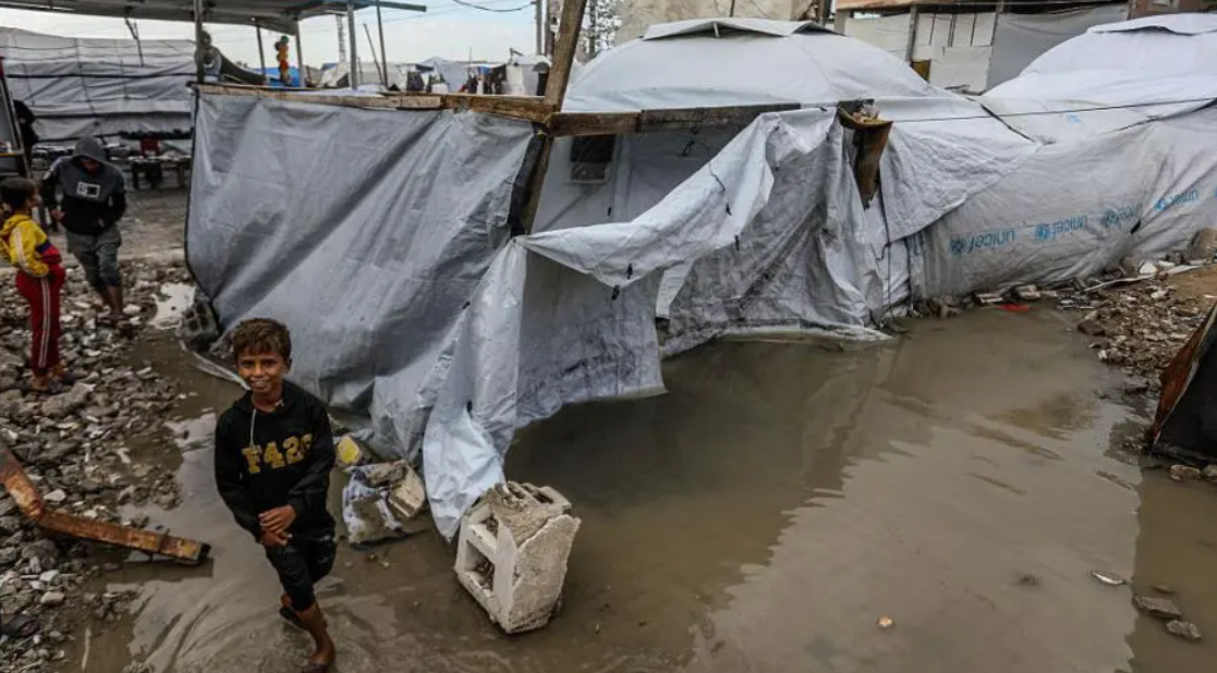 منخفض جوي يضرب غزة ويُغرق خيام النزوح في ظل غياب إمكانات الطوارئ