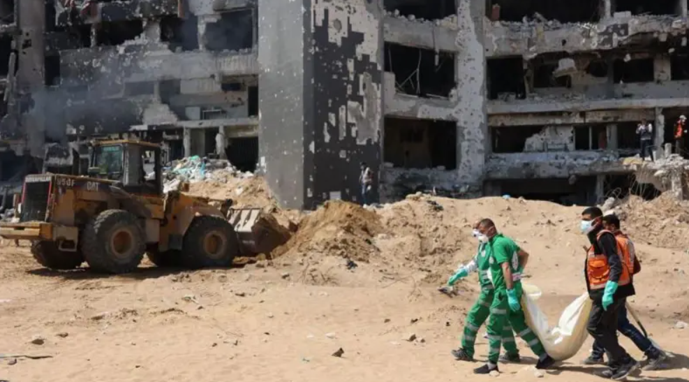 انتشال جثامين 15 شهيدًا من ساحة مستشفى الشفاء في غزة