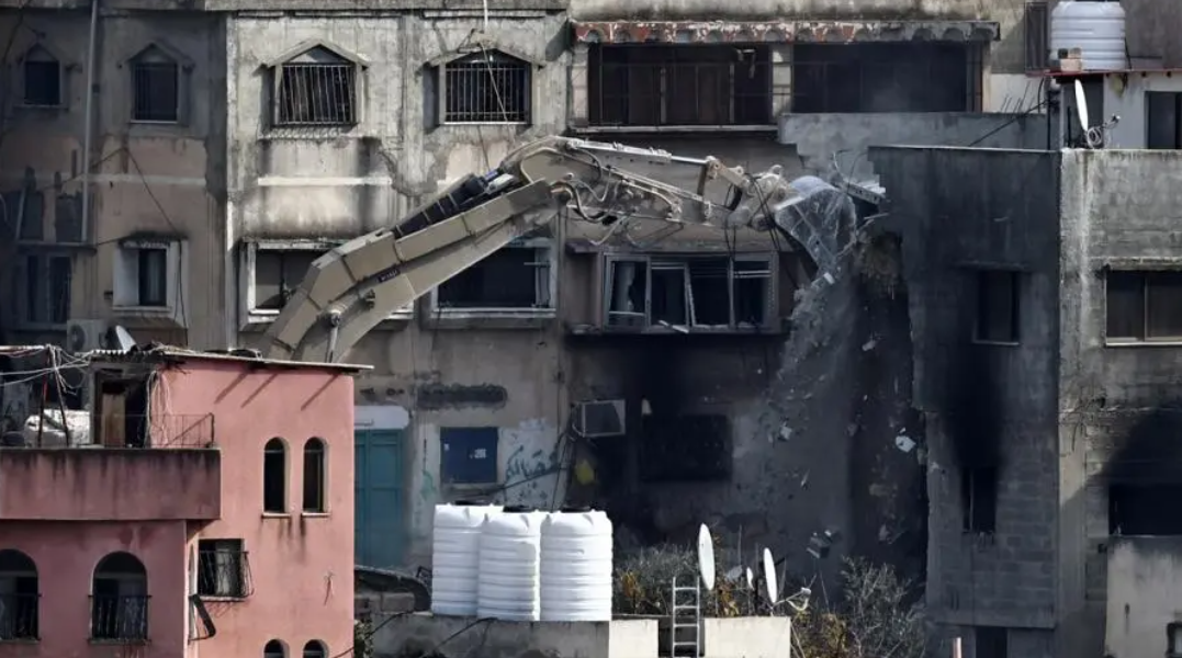 نازحو مخيم نور شمس يعودون لجمع مقتنياتهم قبل هدم منازلهم