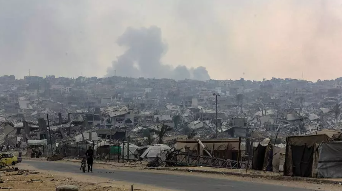 قصف إسرائيلي مكثف يستهدف خان يونس ودير البلح وغزة