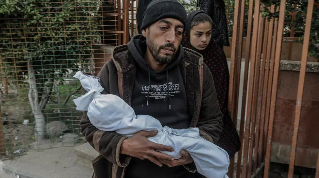 وفاة رضيع جراء البرد في غزة وتحذيرات من كارثة إنسانية