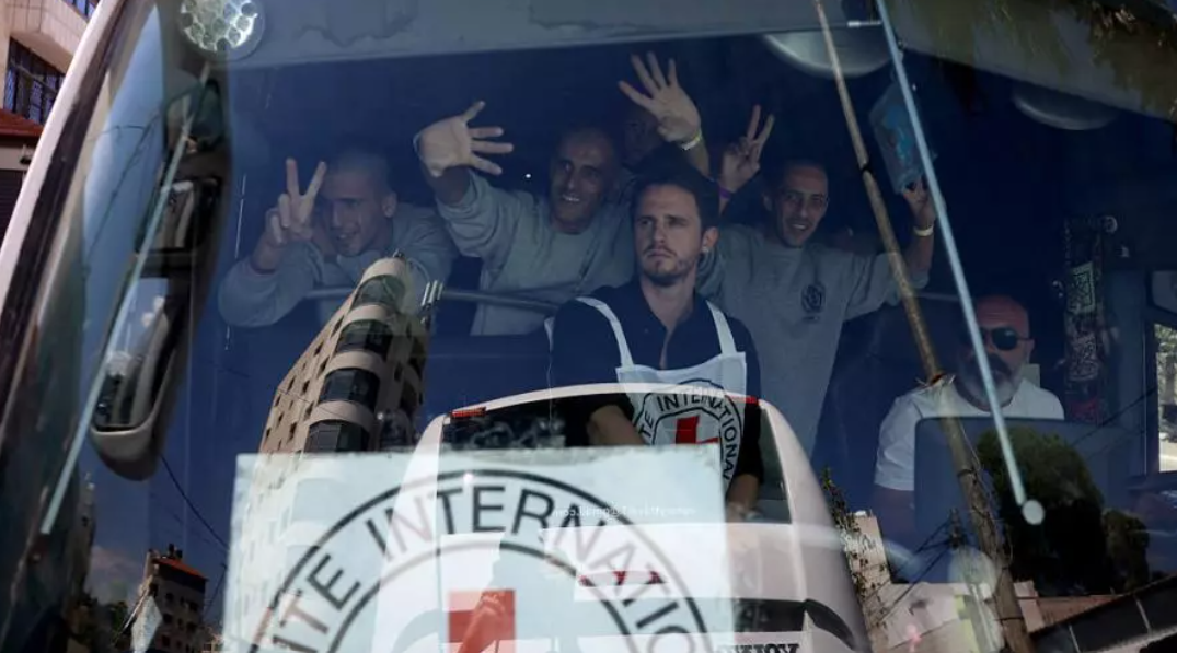 وصول 8 أسرى فلسطينيين إلى غزة عقب الإفراج عنهم من السجون الإسرائيلية