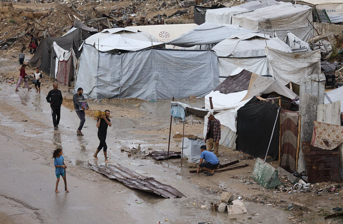 غرق مئات خيام النازحين في غزة خلال ليلة ماطرة قاسية