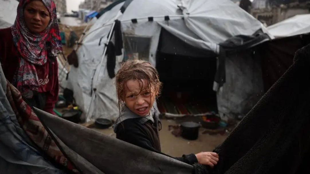 بلدية غزة: أمطار غزيرة تُغرق مئات خيام النازحين وتفاقم المخاطر الصحية