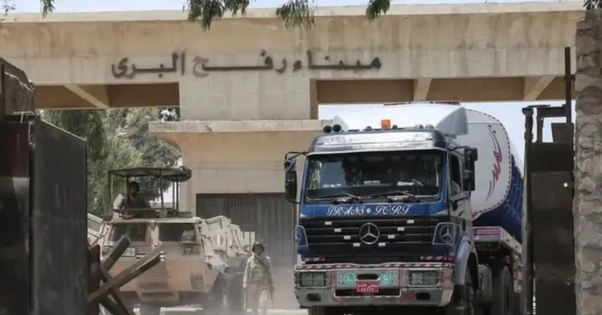 أكثر من 100 شاحنة مساعدات تعبر إلى غزة عبر معبر رفح