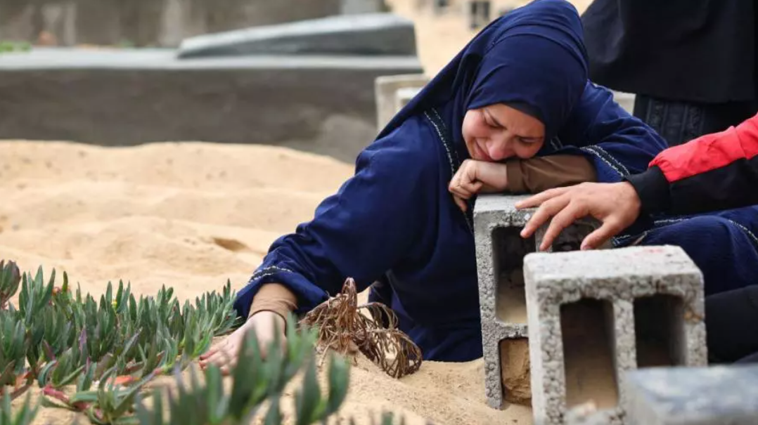 غزيون يحيون عيد الفطر بين زيارة المقابر ولقاء من تبقى من أقاربهم