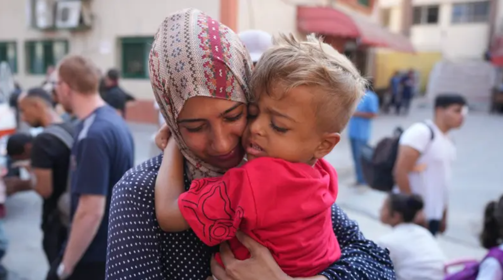 منظمة حقوقية تدين قرار نتنياهو لتأجيله نقل 150 طفلًا مريضًا من غزة
