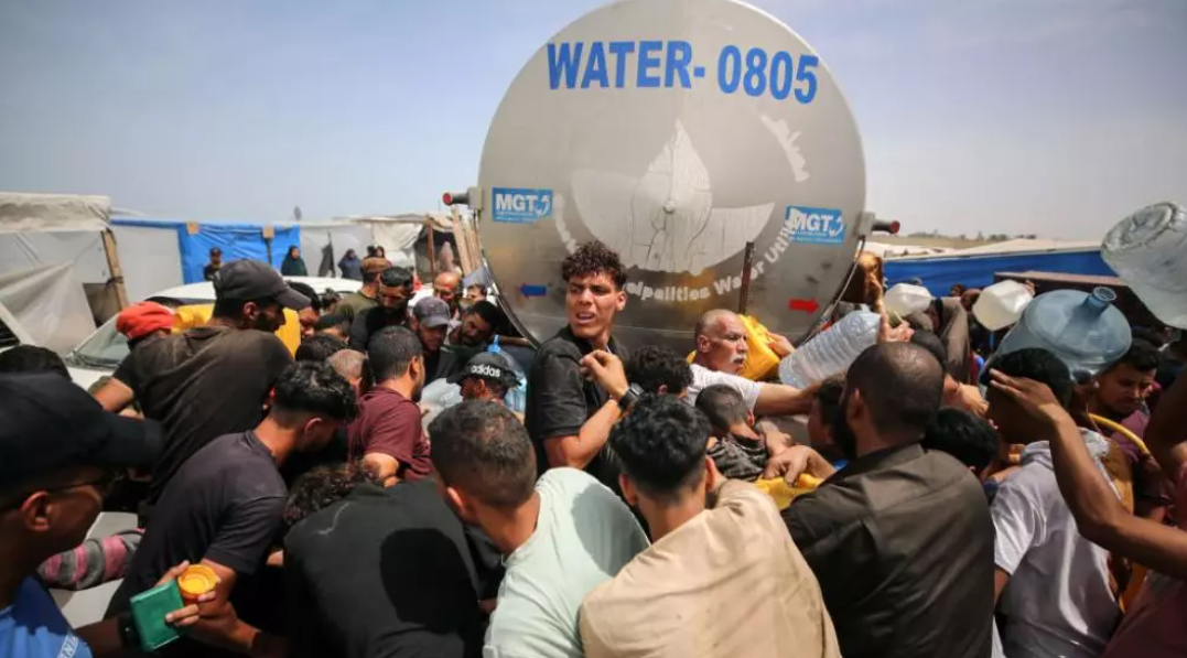 أزمة مياه تهدد دير البلح في غزة وتحذيرات من تفشي الأوبئة بعد توقف 10 آبار عن الخدمة