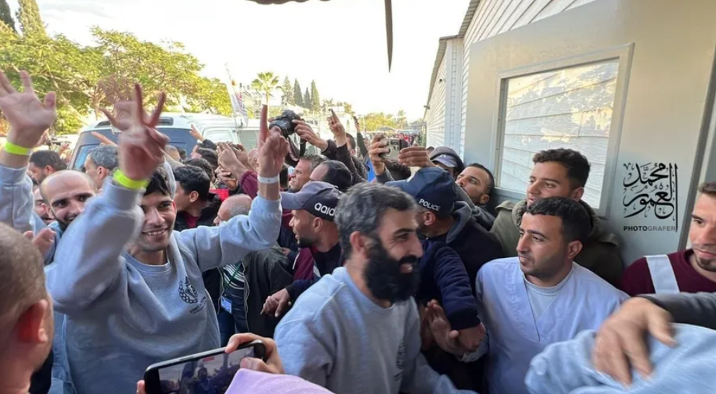 الاحتلال يمنع عائلات أسرى فلسطينيين من السفر لاستقبالهم في مصر