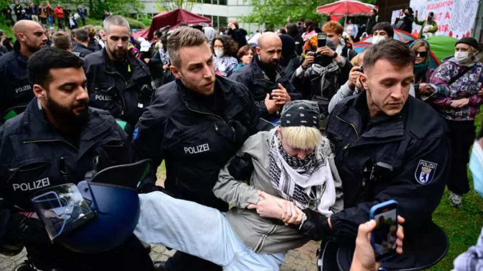 ألمانيا تواصل تجميد قرارات اللجوء للاجئين الفلسطينيين والسوريين