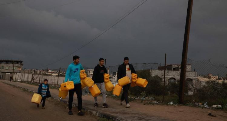 غزة تواجه خطر المجاعة وإغلاق المعابر يحرم 90% من السكان من المياه