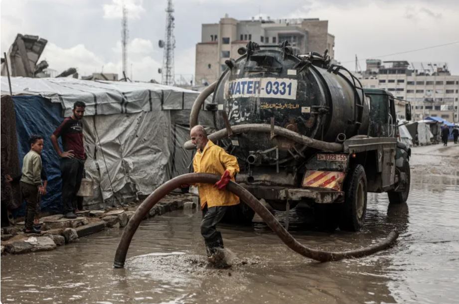 Heavy Rains Submerge Tents Shelter­ing Displaced Gazans for 3rd Consecutive Day