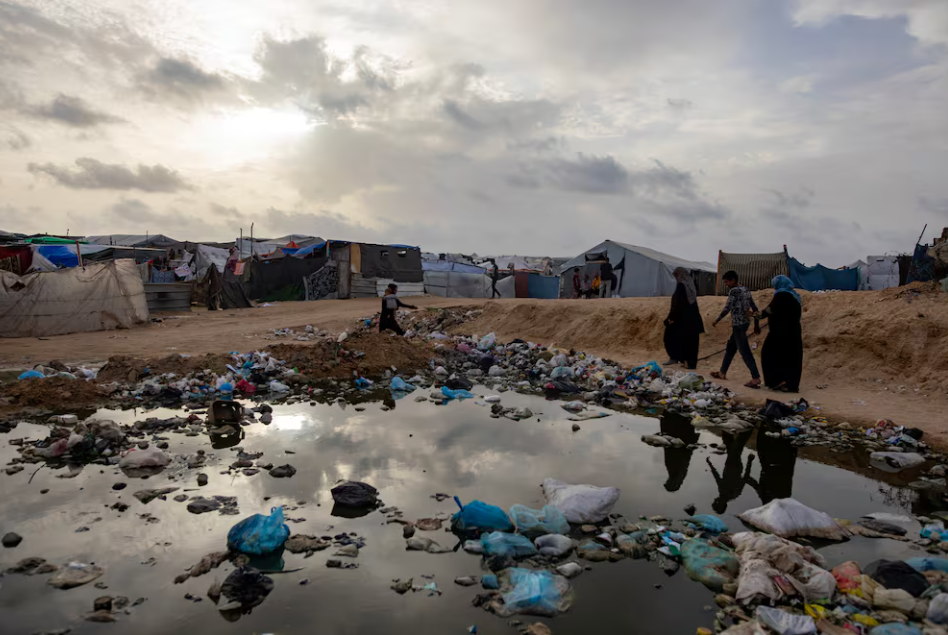 Huge Mounds of Rotting Trash Pile up around Gaza Camps, UNRWA Says