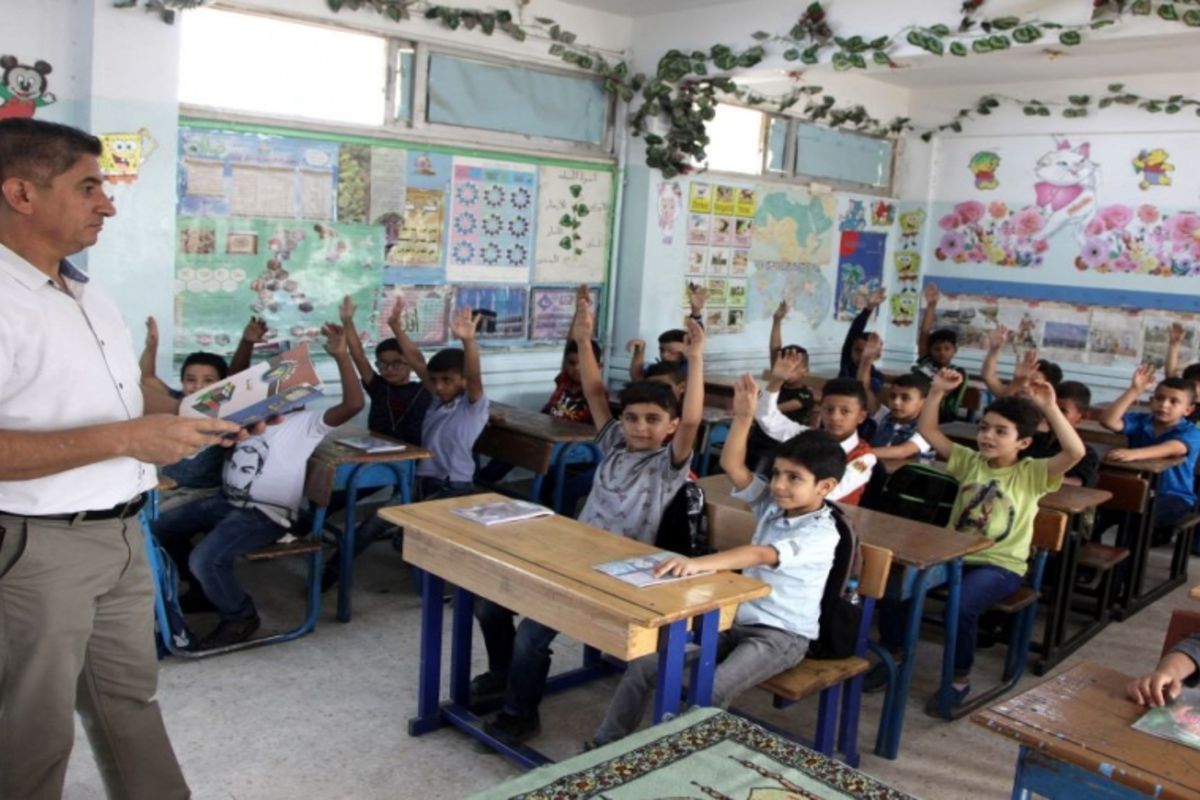 المعلمون بمدارس الأونروا في الأردن يطالبون بزيادة رواتبهم