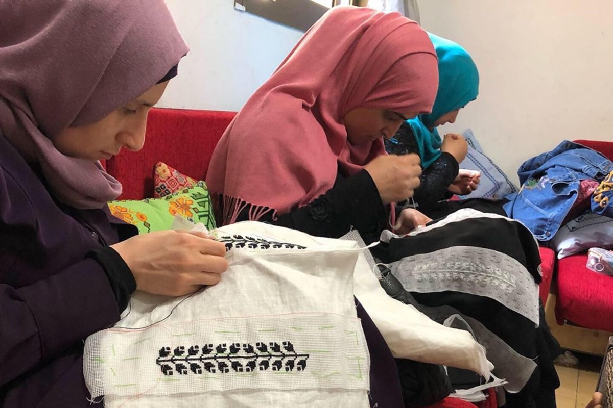فلسطينيات في مخيمات لبنان يفضلّن التجارة بعيدًا عن انتظار المساعدات