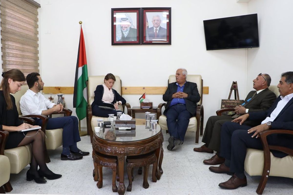 مسؤولة أممية تستمع لأوضاع مخيمي العروب والفوار جنوب الضفة الغربية