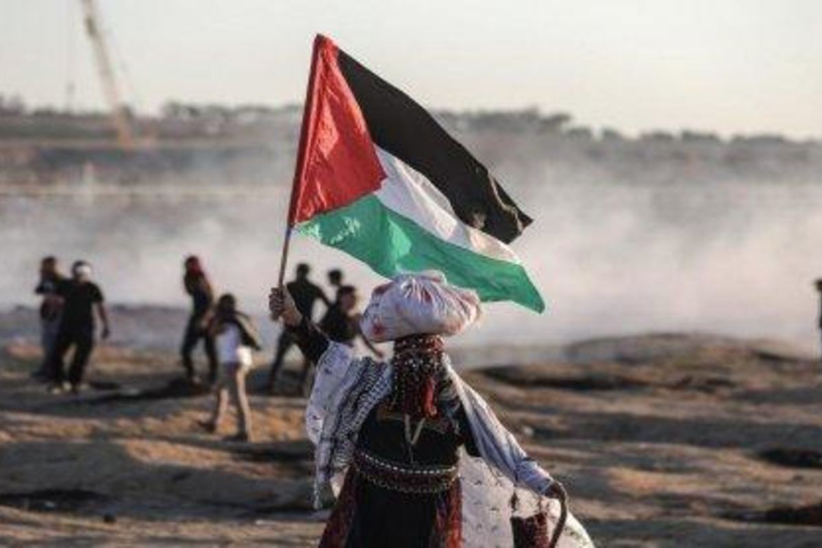 شهيد وإصابة 62 فلسطينيا بينهم 4 مسعفون في مسيرة العودة بغزة