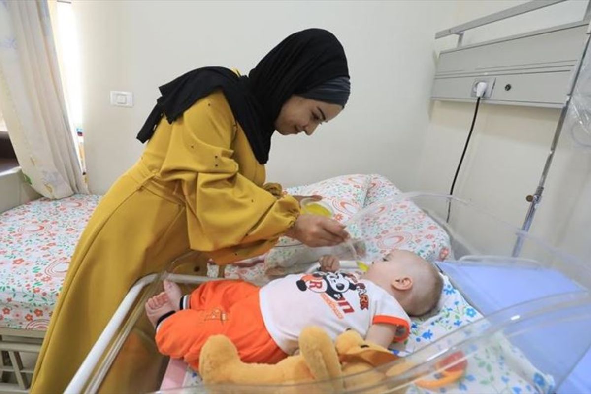 فلسطينية تتطوع لرعاية رضيع منعت إسرائيل والدته من مرافقته للعلاج