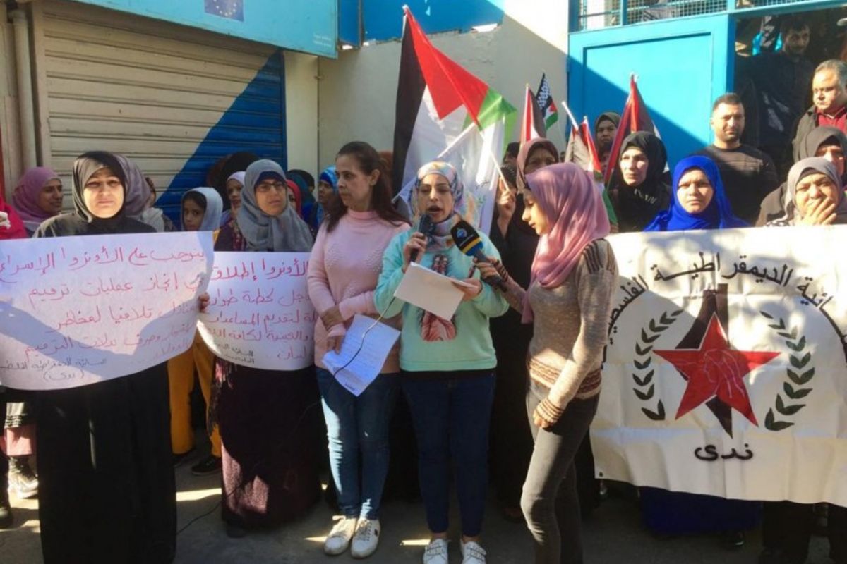 اعتصام نسائي في مخيم عين الحلوة يطالب الأونروا ببرنامج طوارئ