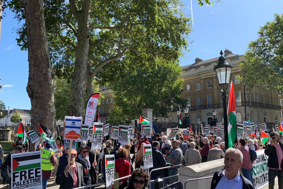 تظاهرة أمام مقر الحكومة البريطانية رفضًا لزيارة نتنياهو