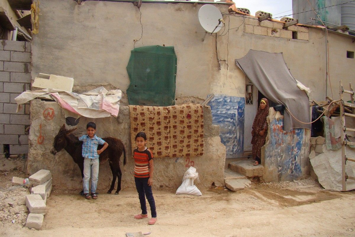 مساعدات نقدية من الأونروا للاجئين فلسطينيين بمخيم جرش في الأردن