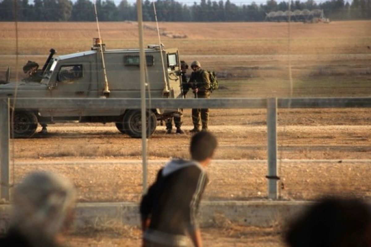 تظاهرة بمخيم المغازي تندد بمواصلة إسرائيل احتجاز جثامين 3 فتية
