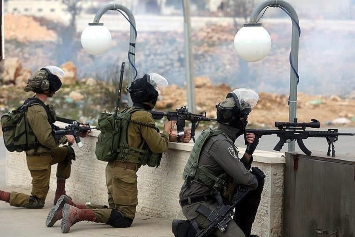 جيش الاحتلال يصيب لاجئيْن فلسطينيين بمخيم الفوار جنوب الضفة الغربية