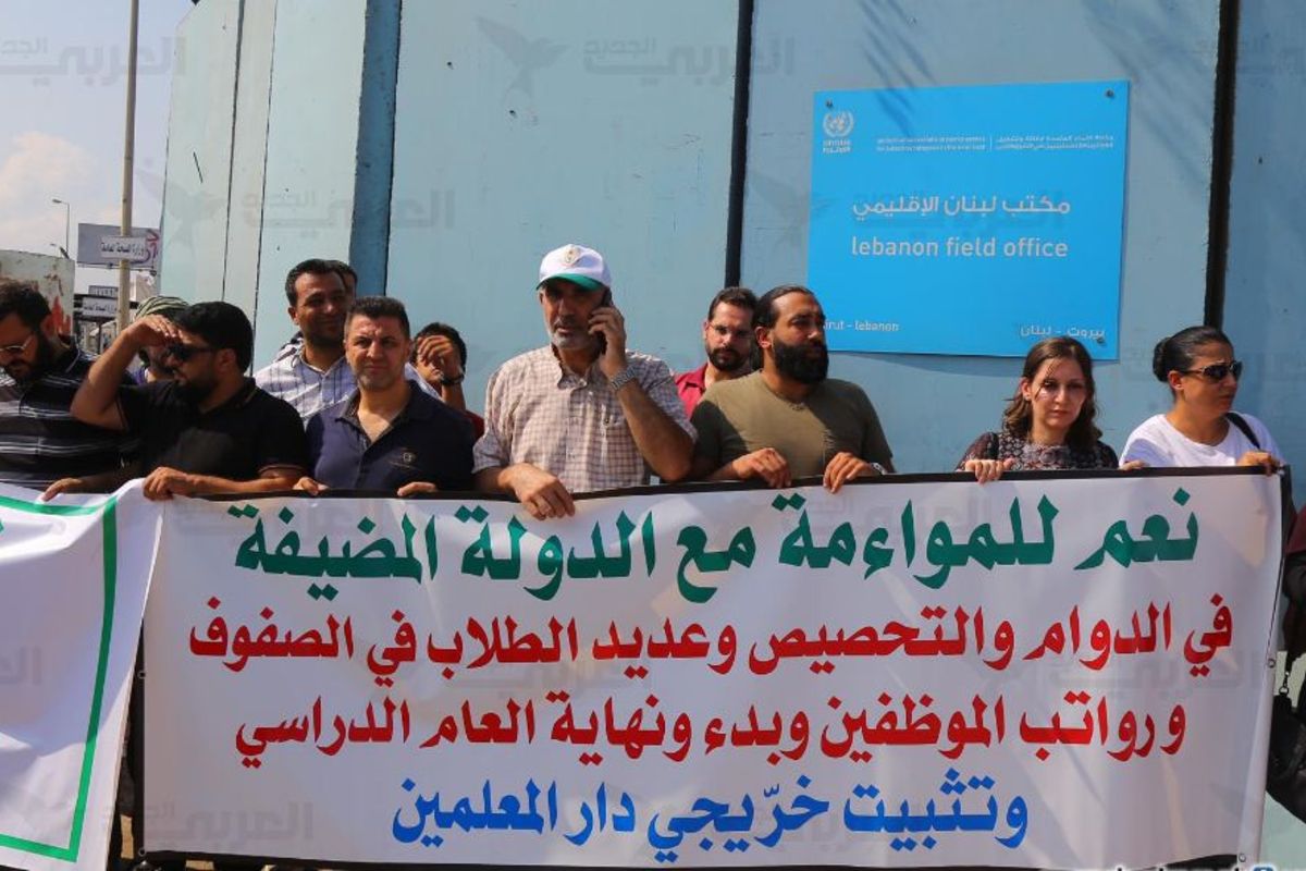 مصادر: الأونروا تفصل 17 مدرسًا من كادرها التعليمي في لبنان