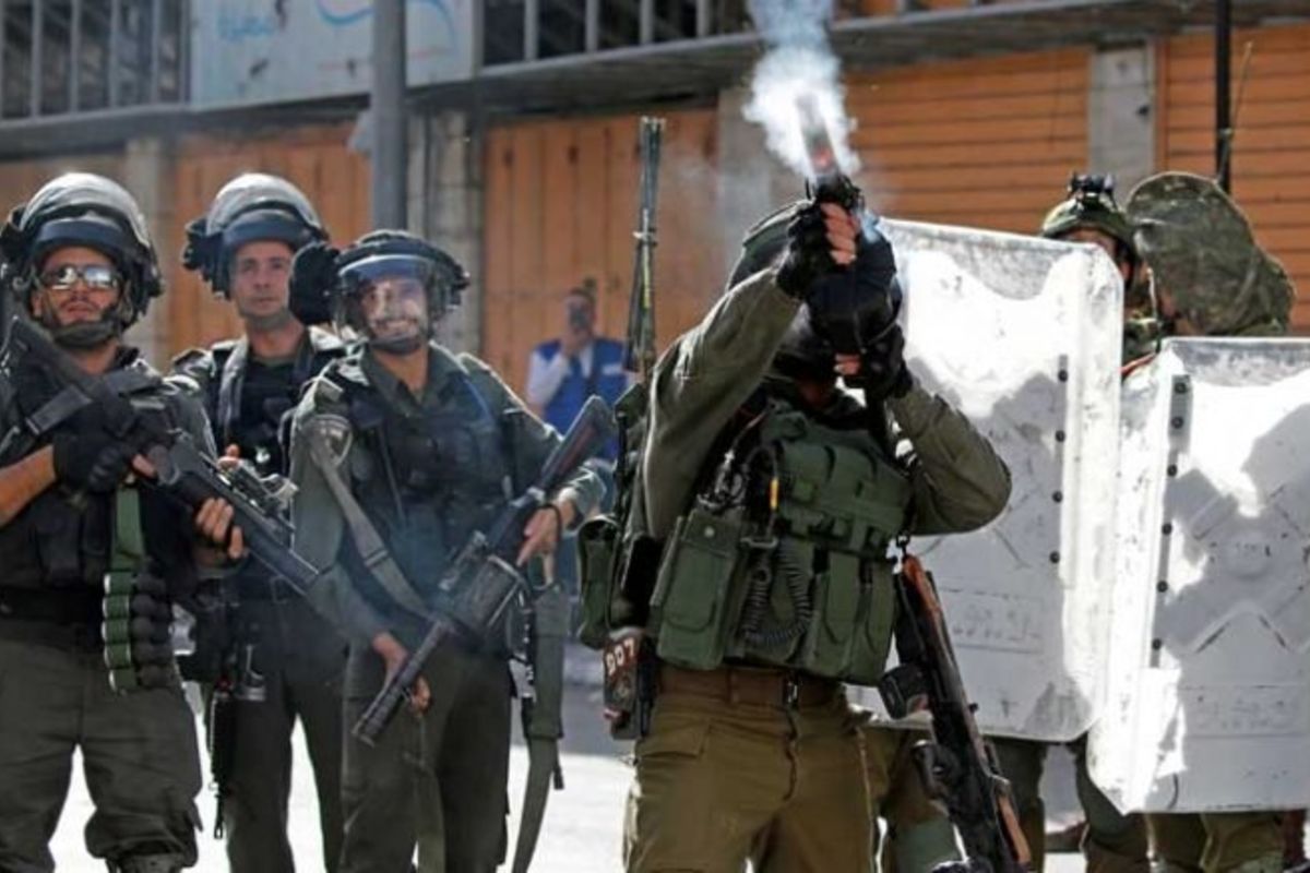 إصابة فلسطينيين بالاختناق أثناء مواجهات مع الاحتلال قرب مخيم العروب