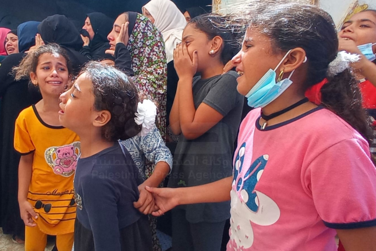 الحزن يخيم على مخيم النصيرات مع وداع  3 أطفال قضوا حرقا بسبب انقطاع الكهرباء