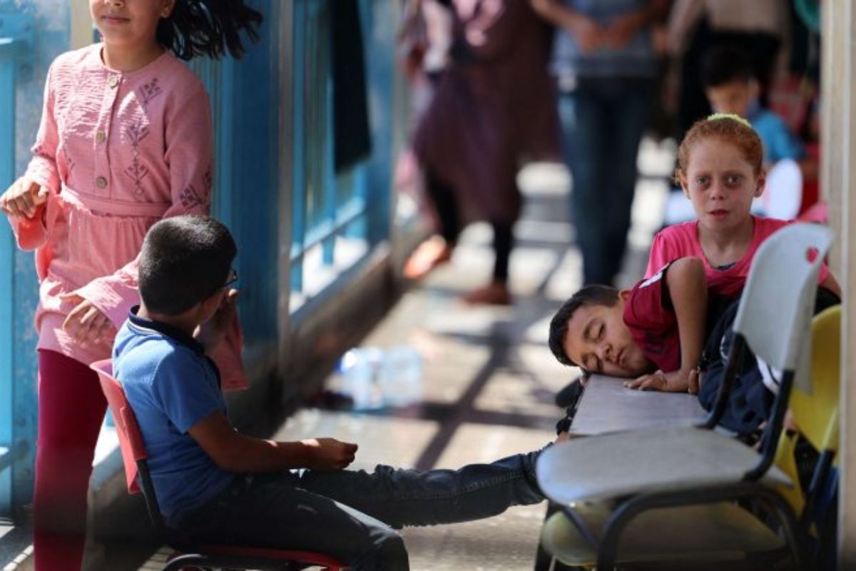 الصليب الأحمر: 50 ألفا بغزة نزحوا إلى مدارس الأونروا أو إلى بيوت أقاربهم