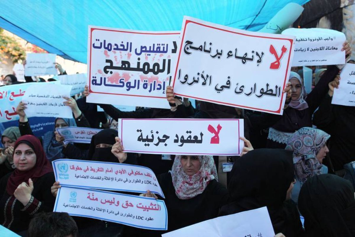 معلمو المياومة بغزة يطالبون الأونروا بإلغاء قرار تجميد عملهم