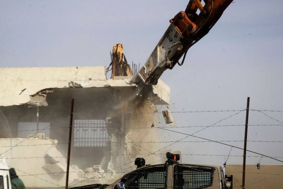 الاحتلال يخطر بهدم 10 مبانٍ في قرية الجيب بالقدس