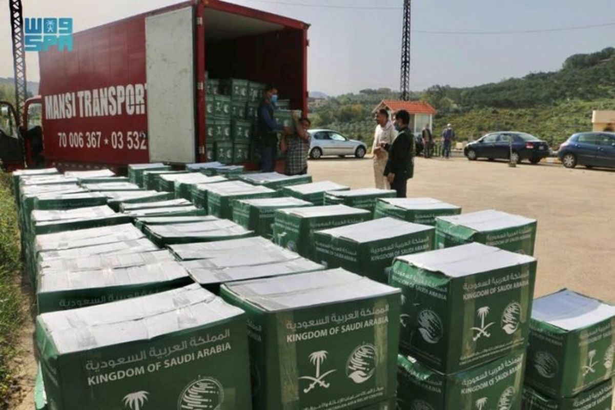 مركز الملك سلمان يوزع سلال رمضانية للاجئين الفلسطينيين في لبنان