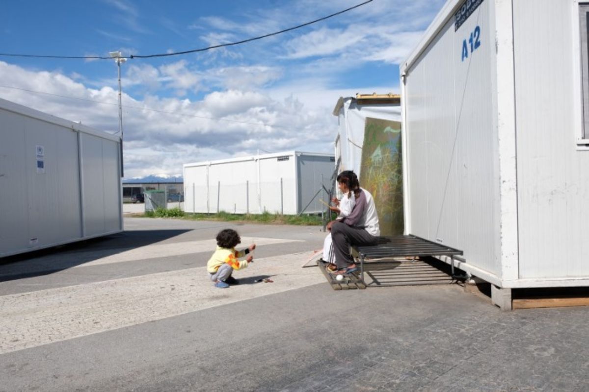 لاجئون فلسطينيون يطلقون نداءات استغاثة من مخيم مهاجرين باليونان