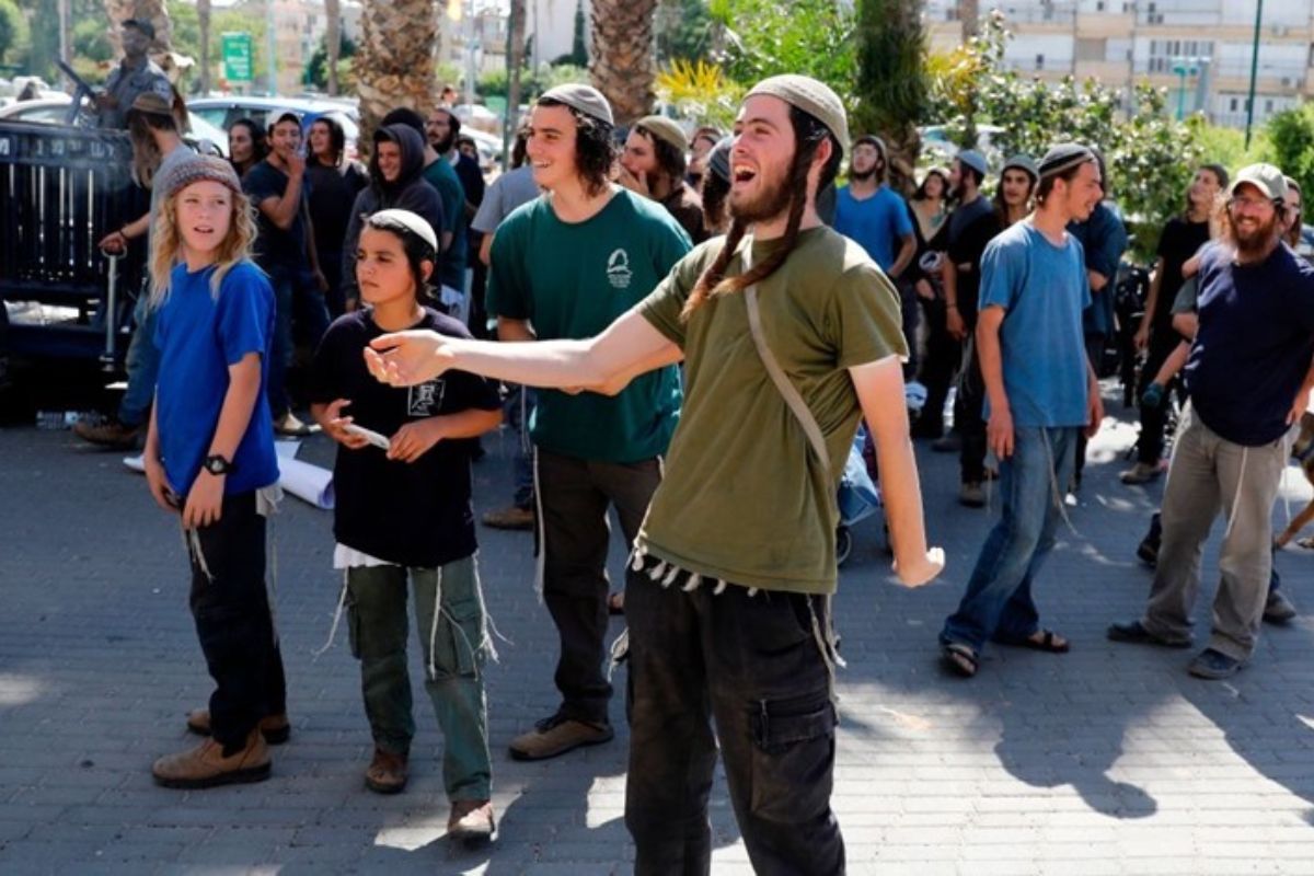 الخارجية الفلسطينية تطالب بتدخل أمريكي لوقف جرائم المستوطنين ضد الفلسطينيين
