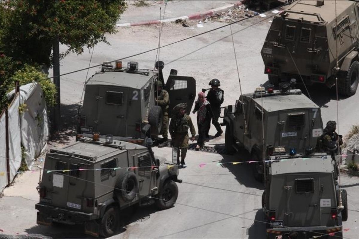 فلسطينيون يشيعون لاجئا قتله جيش الاحتلال بمخيم بلاطة قرب نابلس