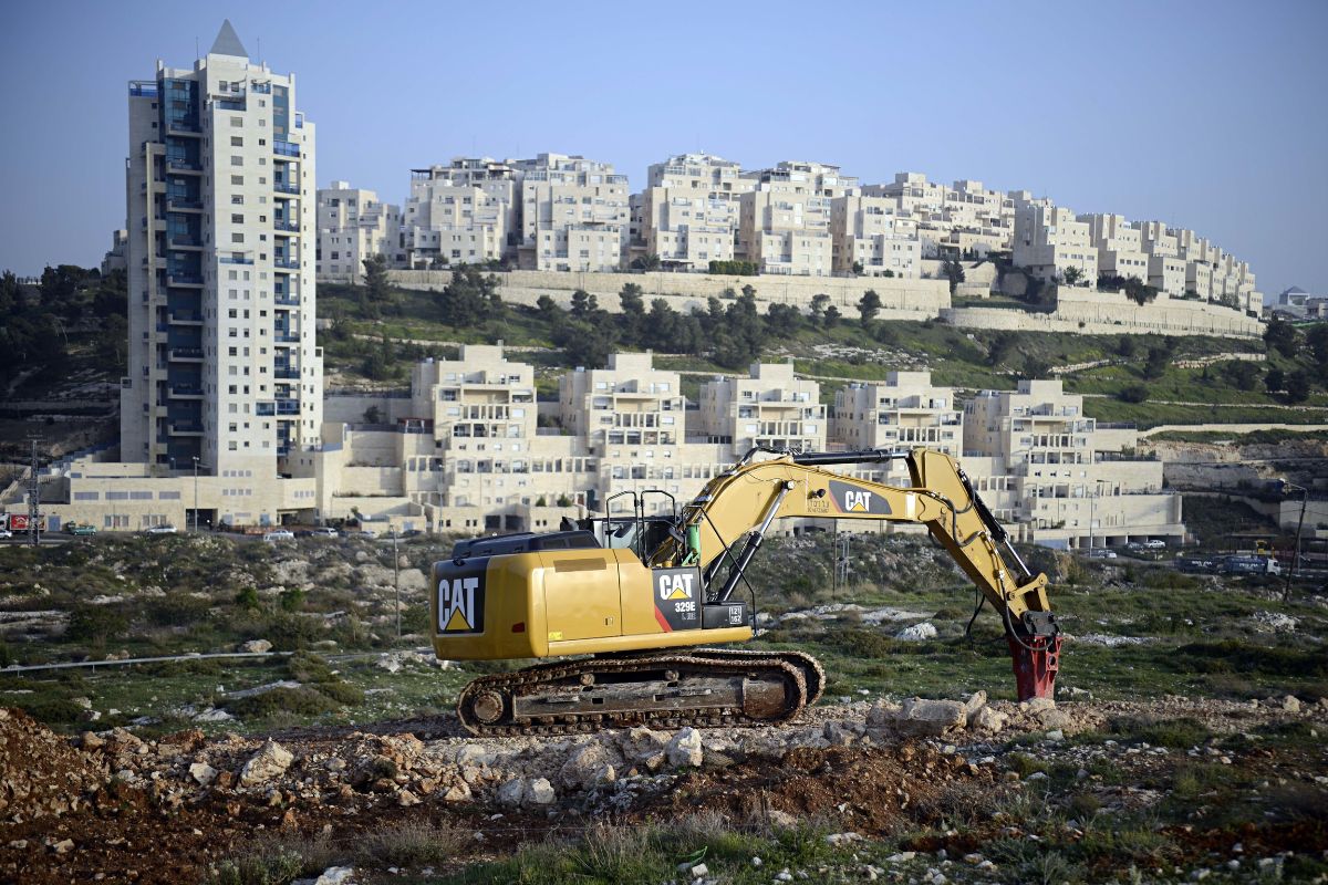 الاحتلال يصادر مئات الدونمات من أراضي الفلسطينيين