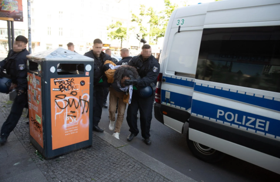 HRW: German Police Ban of Nakba Day Protests Attack on Freedom of Expression, Collective Punishment