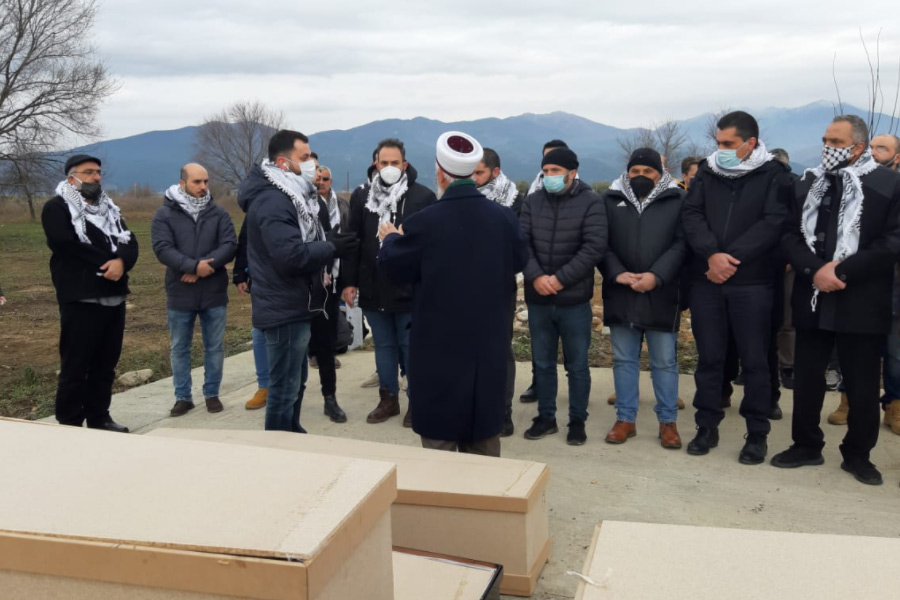 مركز العودة يشارك في مراسم تشييع ضحايا غرق قارب الهجرة باليونان