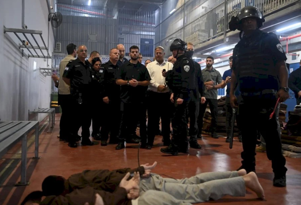 Israeli Minister Ben-Gvir Stepped on Prisoners’ Heads During Prison Raid 